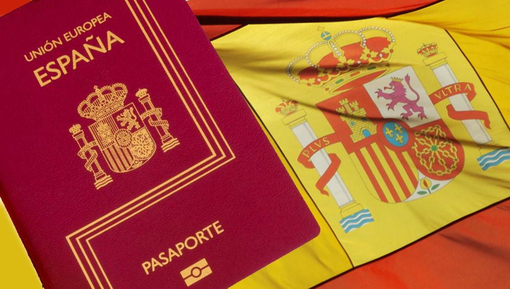 Abogado para nacionalidad española revisando expediente de residencia